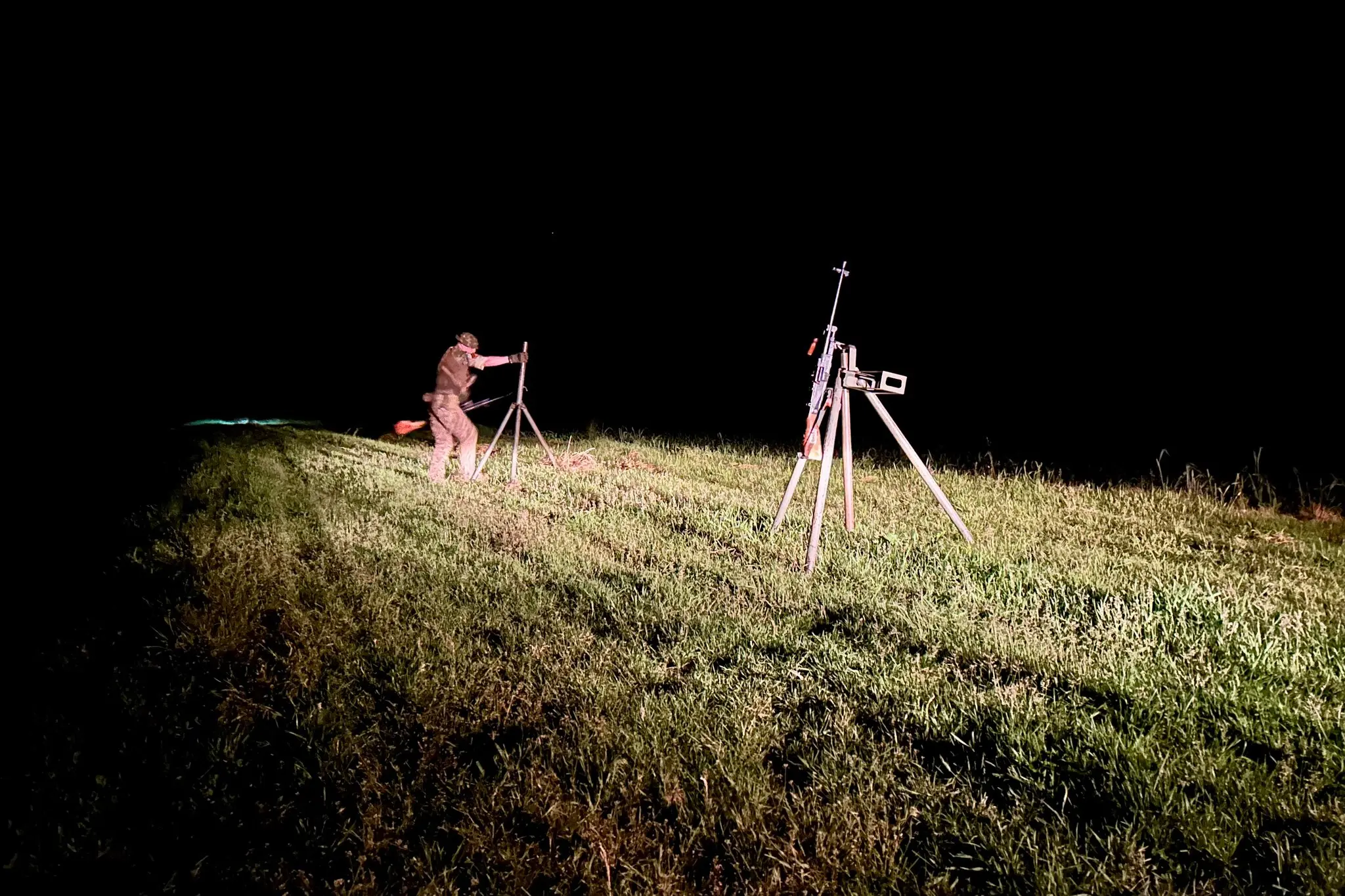 Боєць добровольчого загону ППО «Переяслав» налаштовує гармату під час нещодавньої атаки російського безпілотника на Київську область.